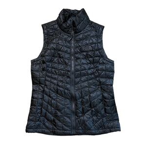 Women’s north face black thermoball vest. like new